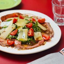 Meridionale - Cold Roast Beef served with arugula, pachino tomatoes, parmesan cheese and balsamic vinegar
