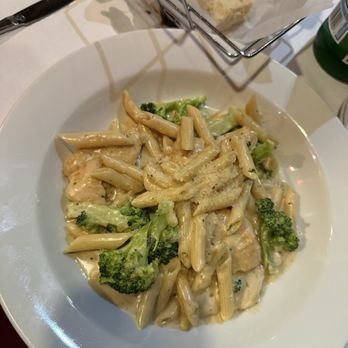 Isabella Ristorante - Chicken + Broccoli Alfredo - Italian Near Me - Boston, Massachusetts Isabella Ristorante - Chicken + Broccoli Alfredo - Italian Near Me - Boston, Massachusetts