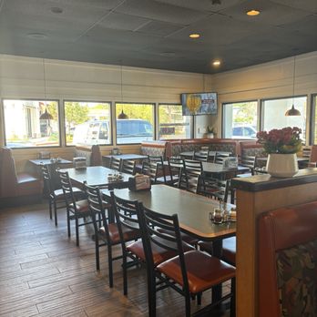 Round Table Pizza - Seating - Pizza Near Me - San Clemente, California