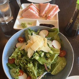 Canoe Mixed Greens and Tuna "Sandwich" Canoe Mixed Greens and Tuna "Sandwich"