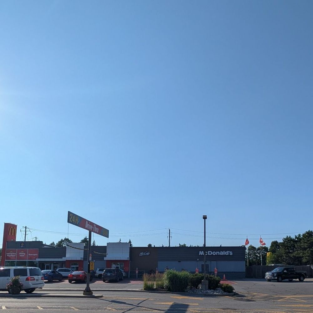 McDonald's - The drive-thru in front of the restaurant - Fast Food Near Me - Scarborough, Ontario
