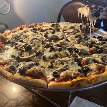Big Red's Colbert Trading Company - Ryne Sandberg pizza - Beer Bar Near Me - Colbert, Washington