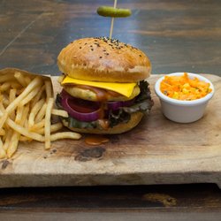 Tennessee Jack's House - Chicken Burger Hamburguesa de Pechuga (160 gramos) y rueda de queso americano, bañada en salsa búfalo con lechuga, cebolla morada, mayonesa