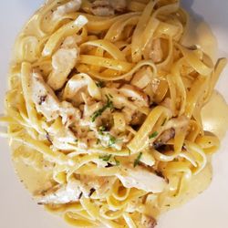 Mamma Mia - Fettuccine alfredo with chicken