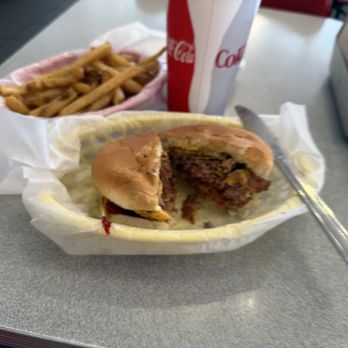 Jeffrey's Hamburgers - Bacon cheeseburger with fries and iced tea - Burgers Near Me - Menlo Park, California Jeffrey's Hamburgers - Bacon cheeseburger with fries and iced tea - Burgers Near Me - Menlo Park, California