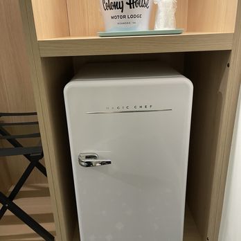 Colony House Motor Lodge - Ice bucket and fridge - Hotels Near Me - Roanoke, Virginia
