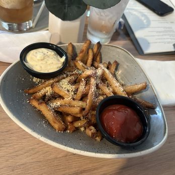 Moku Kitchen - Truffle garlic fries - Cocktail Bars Near Me - Honolulu, Hawaii