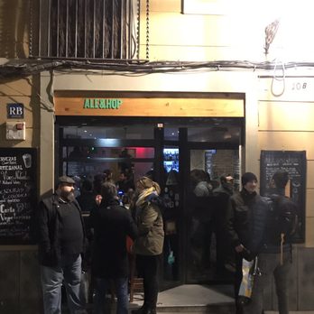 Ale&Hop - Not even standing room inside so folks enjoyed the evening outside while they waited their turn. - Vegan Near Me - Barcelona, B Ale&Hop - Not even standing room inside so folks enjoyed the evening outside while they waited their turn. - Vegan Near Me - Barcelona, B