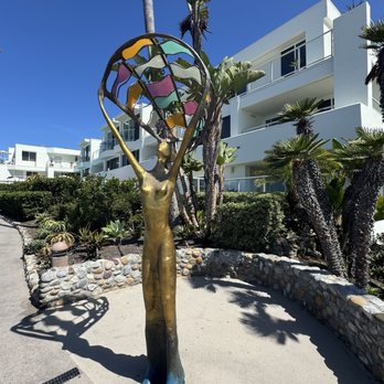 Casa Loma Beach Hotel - Beautiful statue backside of hotel. - Hotels Near Me - Laguna Beach, California Casa Loma Beach Hotel - Beautiful statue backside of hotel. - Hotels Near Me - Laguna Beach, California