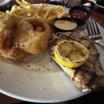 Lakeside Tavern - Snapper - New American Near Me - Knoxville, Tennessee