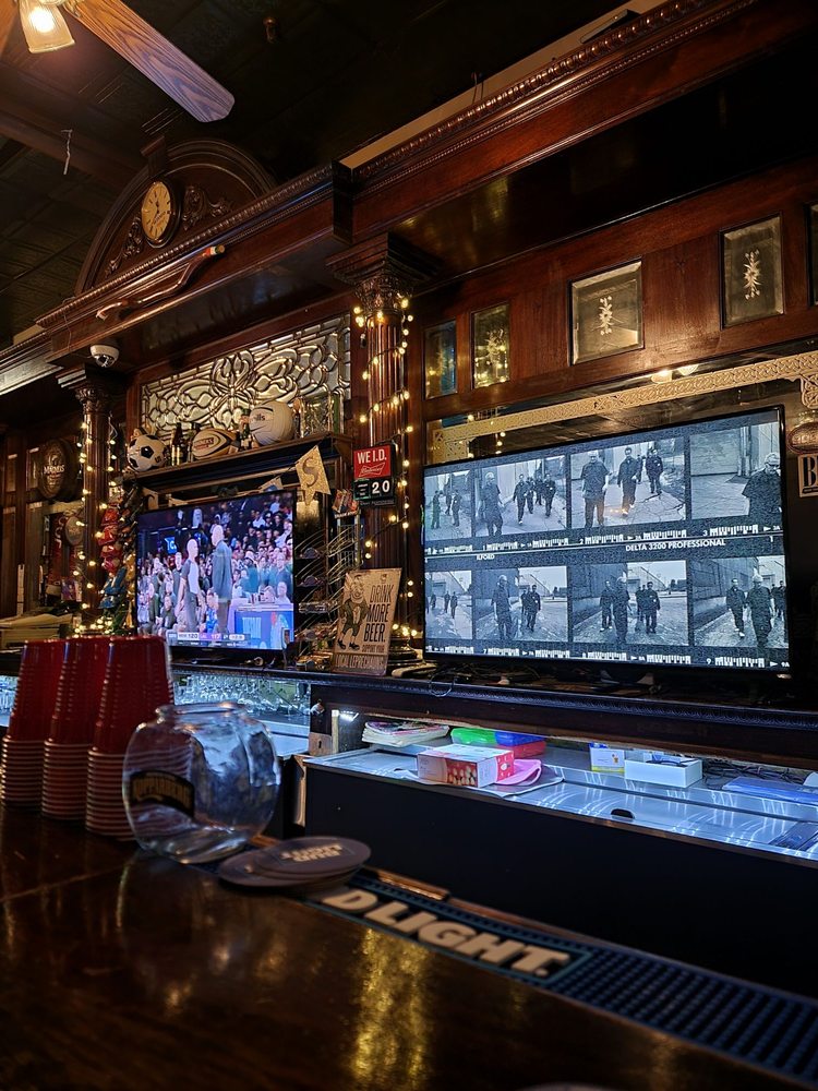 Lucky Leprechaun Irish Pub Image