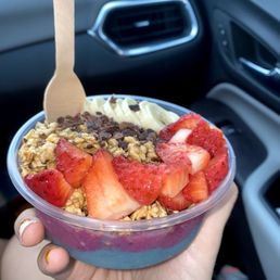 Mixed base açaí bowl