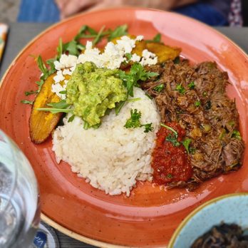 Vivarepas - Pabellón Criollo ("Geschmortes Rinderbeef mit Reis, Black Beans, Kochbanane") - Pforzheim, BW Vivarepas - Pabellón Criollo ("Geschmortes Rinderbeef mit Reis, Black Beans, Kochbanane") - Pforzheim, BW