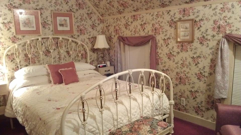 VICTORIAN BED & BREAKFAST Updated September 2024 320 Main St