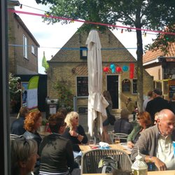 De Koffiepot - View of the terace, right in middle of shopping street