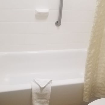 Best Western Downtown Stuart - Spotless tub with safety rail. - Hotels Near Me - Stuart, Florida