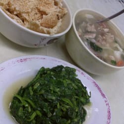 上海天龍樓 - Crispy rice (鍋巴) with dipping soup and stir-fried pea sprouts 豆苗