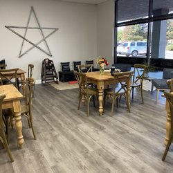 The Porch Palo Cedro - Some of the seating options/kids corner.