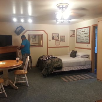 Cathys Cottages - Hotels Near Me - Big Bear City, California