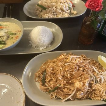 Valla Table - (L) Mom's Pad Thai Lunch - Thai Near Me - New York, New York Valla Table - (L) Mom's Pad Thai Lunch - Thai Near Me - New York, New York