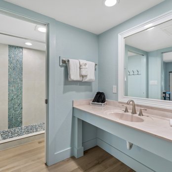 Beachside Inn - Refreshed bathrooms at Beachside Inn. - Hotels Near Me - Destin, Florida