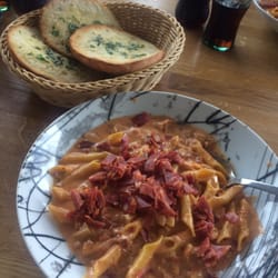 Trattoria da Ernesto - Pasta Della Casa og tilhørende hvitløksbrød.