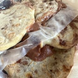 Pupuseria Emily - Pupusas de frijoles con queso
