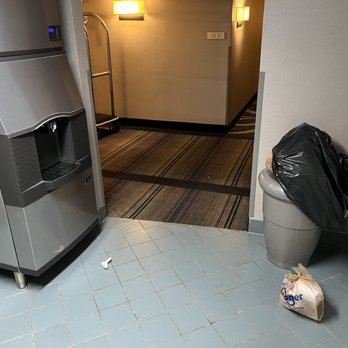 La Quinta by Wyndham Macon - Ice machine not working on 3rd floor, trashcan overflowing.  This was when I checked in. - Hotels Near Me - Macon, Georgia
