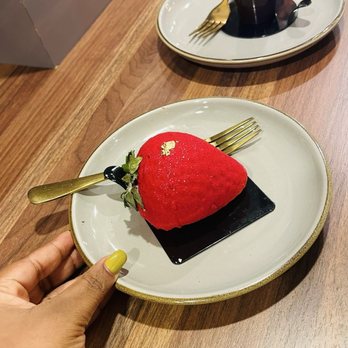Jhoanes Bakery & Coffee - Strawberry dessert - Bakeries Near Me - Astoria, New York