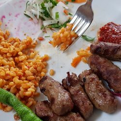 Meşhur İnegöl Köfte Salonu - Köfte, lahmacun ve salata süper hepsi