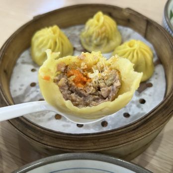 Xiebao Crabhouse - Crab Roe And Pork Xiao Long Bao (Soup Dumplings) White 蟹黄鲜肉小笼(6个)白 - Seafood Near Me - Flushing, New York Xiebao Crabhouse - Crab Roe And Pork Xiao Long Bao (Soup Dumplings) White 蟹黄鲜肉小笼(6个)白 - Seafood Near Me - Flushing, New York