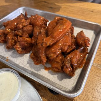 Felix's Pizza Pub - My oh my. Absolutely delightful wings. I suggest you get their sauce on the sides for sure though. - Pizza Near Me - St. Louis, Missouri Felix's Pizza Pub - My oh my. Absolutely delightful wings. I suggest you get their sauce on the sides for sure though. - Pizza Near Me - St. Louis, Missouri