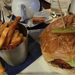 The Sherlock Holmes Pub - Pakora burger
