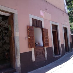 Zapatería San Fernando - en una esquina de la Plaza de San Fernando