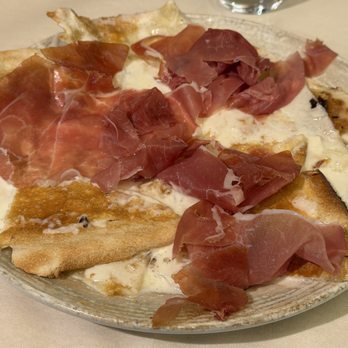 Pizzeria del Ponte - Focaccia col formaggio con prosciutto crudo - Italian Near Me - Recco, GE Pizzeria del Ponte - Focaccia col formaggio con prosciutto crudo - Italian Near Me - Recco, GE