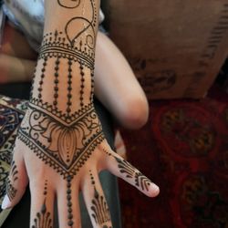 Talia Moon Botanica - Henna art