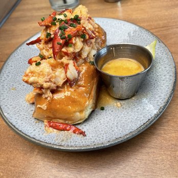 Hook & Anchor - 6 oz lobster roll - Seafood Near Me - Costa Mesa, California