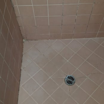 Lone Pine Motel - Got mildew? - Hotels Near Me - Garberville, California