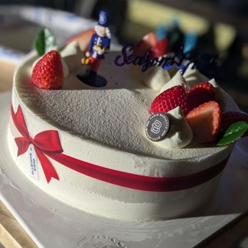 Paris Baguette - Strawberry Soft Cream Cake - Bakeries Near Me - Fullerton, California Paris Baguette - Strawberry Soft Cream Cake - Bakeries Near Me - Fullerton, California