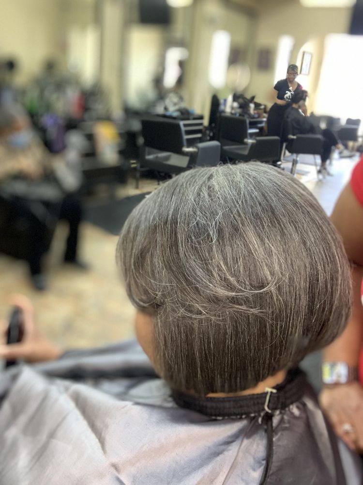 So Vain Salon Logo