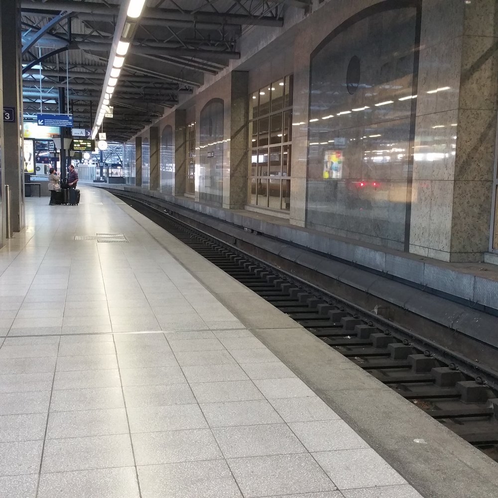 Gare de Bruxelles-Midi - Platform at Gare de Bruxelles-Midi / Zuidstation - Train Stations Near Me - Brussels, BRU
