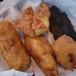 Hung Hao Restaurant - Appetizer Combination For One (egg roll, sweet & sour shrimp and chicken, crab rangoon, beef on a stick).