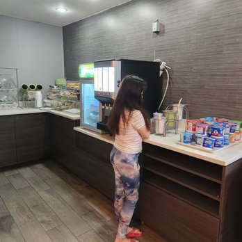 Quality Inn & Suites Ashland Near Kings Dominion - Cereal , drink n muffin counter - Hotels Near Me - Ashland, Virginia Quality Inn & Suites Ashland Near Kings Dominion - Cereal , drink n muffin counter - Hotels Near Me - Ashland, Virginia