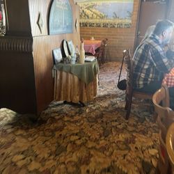 Vince's Italian Restaurant & Pizzeria - Authentic Italian decor