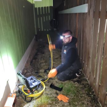 Da Vinci's Best Plumbing - Kenney, the owner of Da Vinci's Best Plumbing, is checking my pipes after clearing two plugged up toilets! Fabulous EMERGENCY SERVICE! - Plumbing Near Me - Portland, Oregon