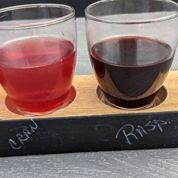 Majestic Oak Winery - two glasses of wine on a tray - Wineries Near Me - Grand Rapids, Ohio