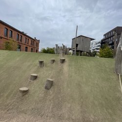Spielplatz - Kletterpfad zur Rutsche (Oktober 2021)