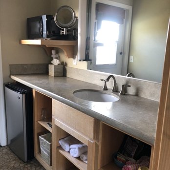 Cambria Shores Inn - Counter area - Hotels Near Me - Cambria, California