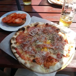 Melboden - Pizza Parma med bruschetta og restene av halvliteren som raskt forsvant!