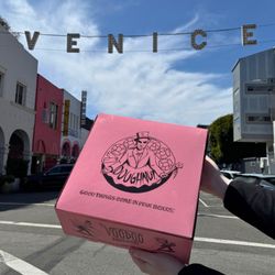 Voodoo Doughnut under the Venice Sign